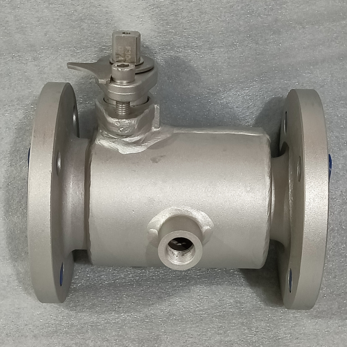 Half jacketed ball valve structure: