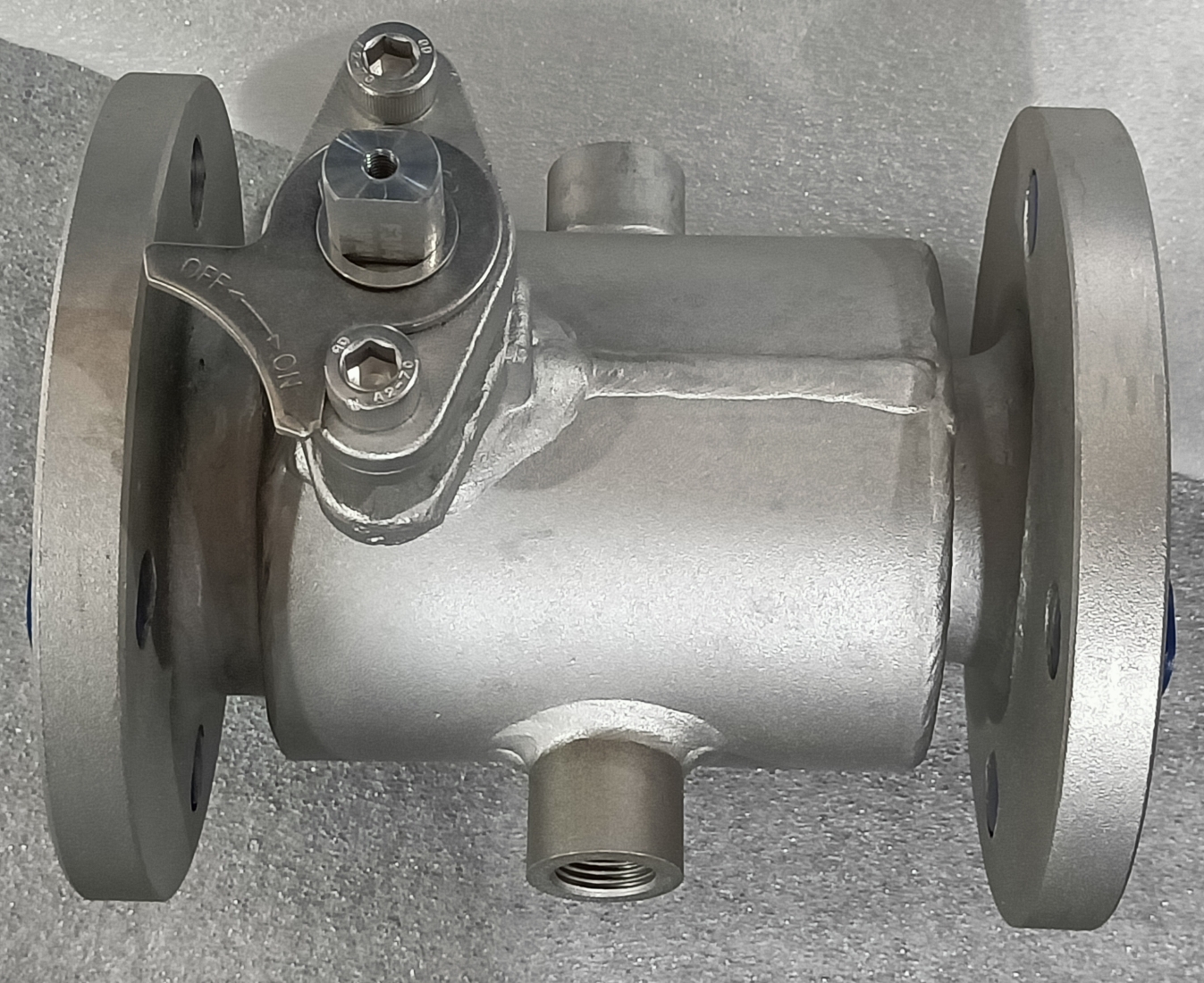 Half jacketed ball valve structure